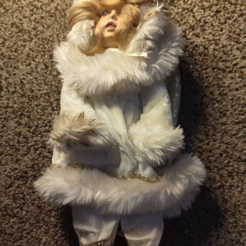 VINTAGE PETITE PORCELAIN‎ DOLL